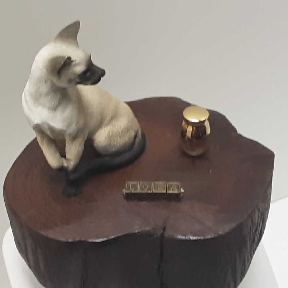 SIAMESE CAT MEMORIAL DISPLAY - Picture 3 of 3